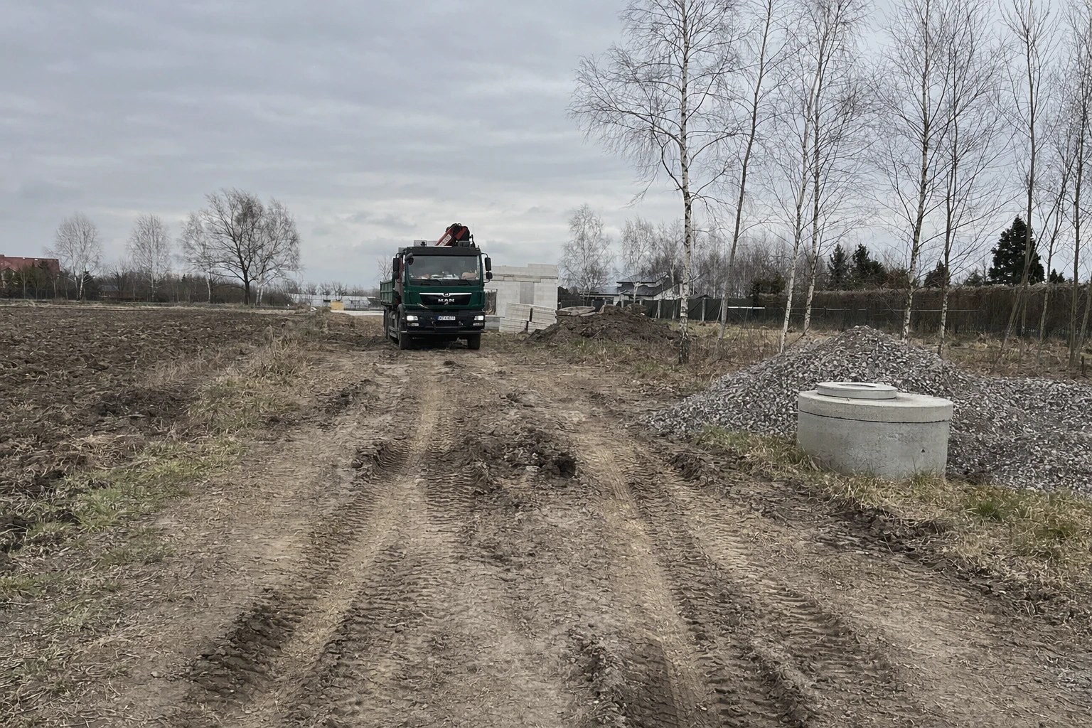 Droga dojazdowa na działkę pod montaż szamba